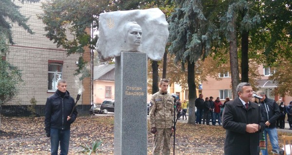 В Ровенской области появился еще один памятник Степану Бандере