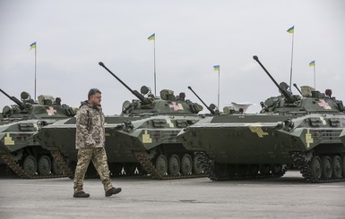 Переданный Порошенко в войска бронетранспортер протаранил автобус, есть погибший