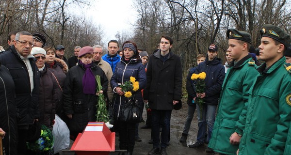 В Днепре спустя 73 года внуки похоронили погибшего на войне летчика