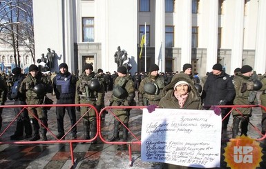 На каждого протестующего - по полицейскому