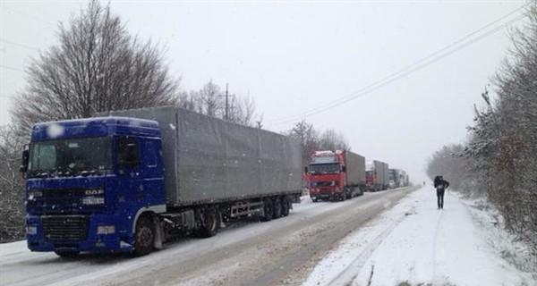 В Житомирской области дальнобойщики перекрыли движение