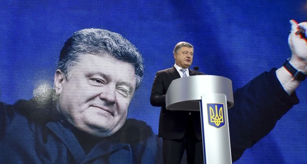 Порошенко пояснил, почему не ввел военное положение: 