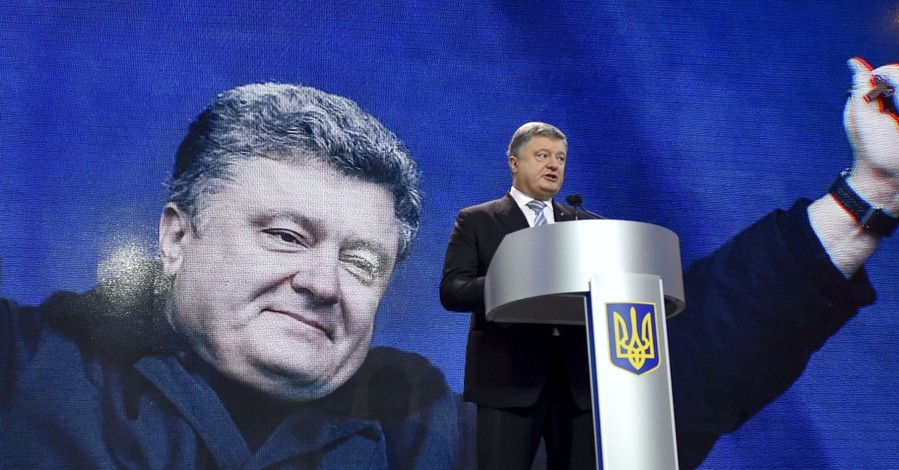 Порошенко пояснил, почему не ввел военное положение: 