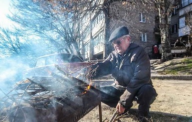 Жители запорожской многоэтажки уже неделю живут у костра