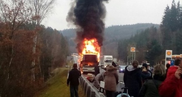 Чешские водители фотографировали горящий автобус с украинцами и уезжали 