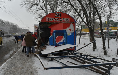 Свидетели ДТП с грузовиком, снесшим парикмахерскую и остановку: 