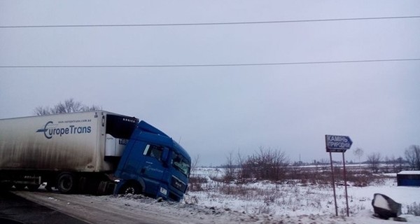 В Волынской и Хмельницкой области  из-за гололеда перекрыли дороги