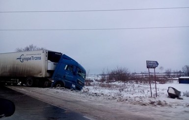 В Волынской и Хмельницкой области  из-за гололеда перекрыли дороги