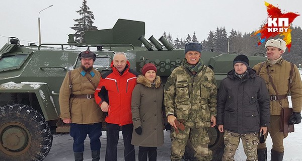 Прилетевший в Минск Дольф Лундгрен решил купить белорусский броневик 