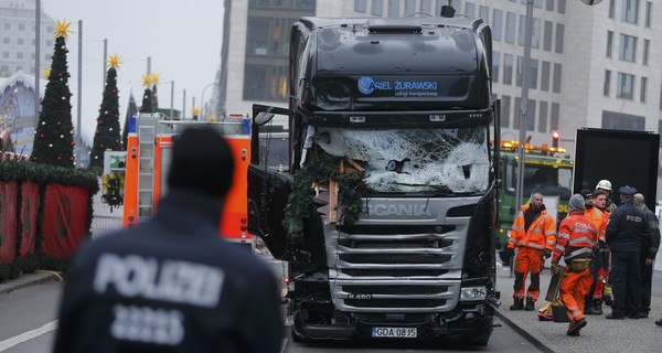 Кровавое Рождество в Берлине: фото с места, где грузовик въехал в толпу людей