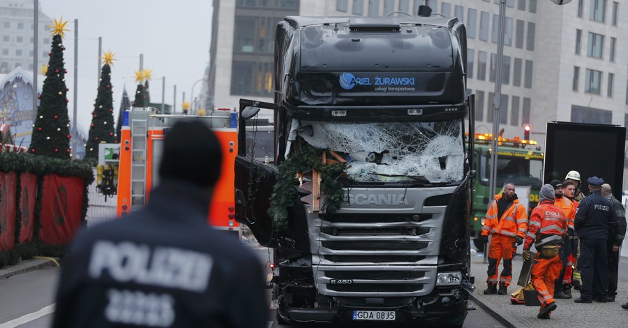 Кровавое Рождество в Берлине: фото с места, где грузовик въехал в толпу людей