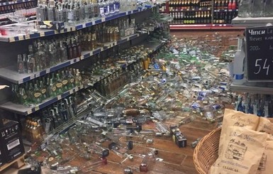 В магазине Тернополя с полок попадали десятки бутылок с алкоголем