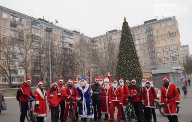 В Кривом Роге Деды Морозы на велосипедах развозили подарки детям-сиротам