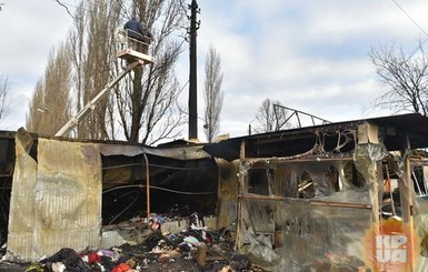 На сгоревшем в Киеве рынке боятся новых поджогов