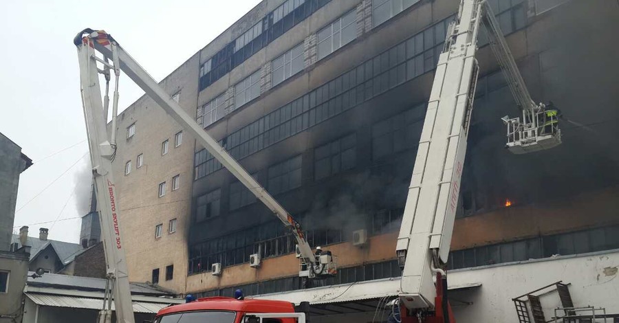 Во Львове горит завод 