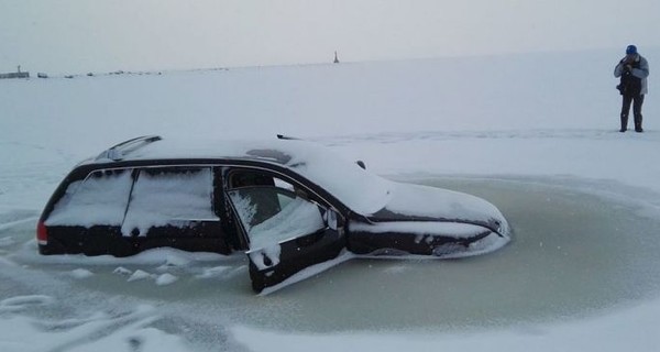 В Днепре две иномарки провалились под лед 