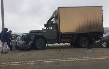 В Харькове грузовик врезался в авто, есть жертвы