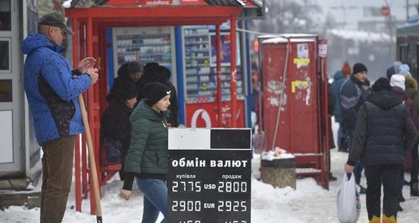 Эксперт: Слабая гривна позволяет платить обесцененные пенсии и зарплаты