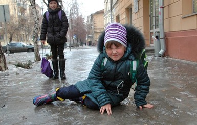 Жертвам гололеда: упали на скользкой дороге - требуйте компенсацию