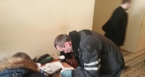 Во Львове мужчину, ворвавшегося в зал горсовета с ножом, ищут по видеозаписи