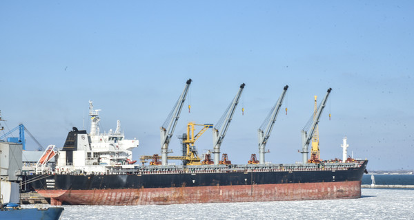 В Одессе море слегка замерзло и лед вокруг кораблей разбивают буксиром