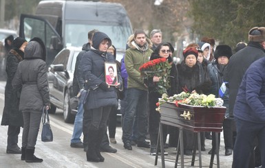 Наташа Королева была на похоронах бабушки без мужа