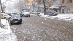 Город засыпали солью и песком 