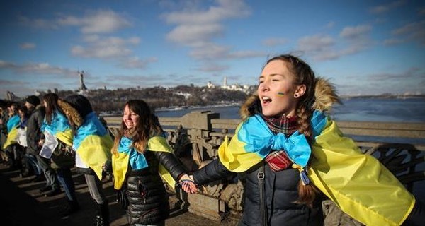 В День Соборности Украины живой цепью соединили два берега Днепра