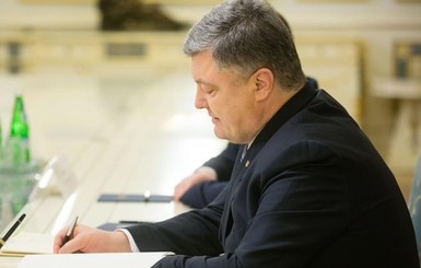 Следом за Перебийносом Порошенко уволил еще двух послов