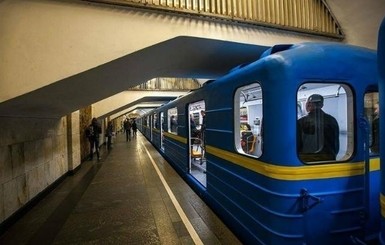 В Харькове мужчина покончил с собой прыгнув под поезд метро