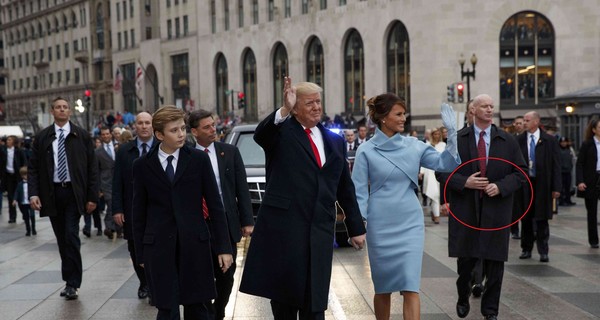 Блоггеры опровергли, что телохранитель Трампа на инаугурации был с ненастоящей рукой