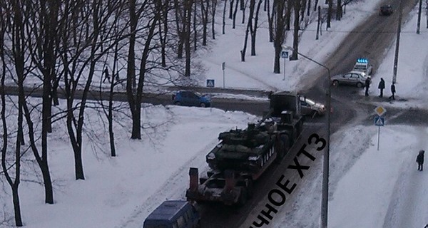 В Харькове танк застрял в дорожной пробке