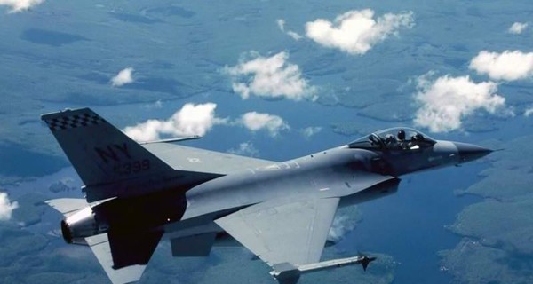 В США истребитель F-16 по ошибке выпустил ракету, погиб человек