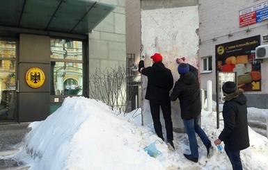 Активисты отмыли скандальную надпись Гончаренко с фрагмента Берлинской стены