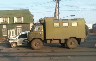 В Мариуполе машина военных столкнулась с минивэном