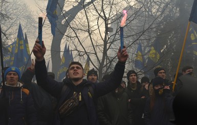 Под Радой националисты бросали в правоохранителей дымовые шашки