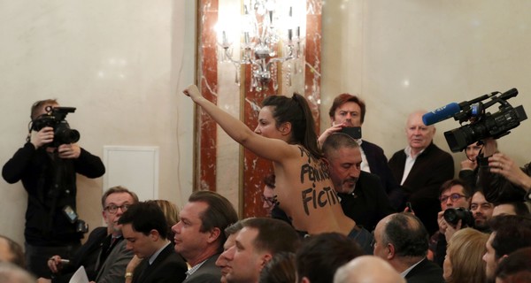 Полуголая активистка Femen рассмешила Марин Ле Пен