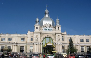 Во Львове полицейские грабили, пытали и вымогали деньги у пассажиров поездов