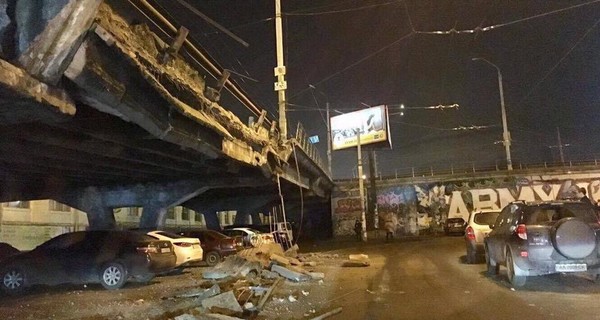 В Киеве обрушилась часть автомобильного моста 