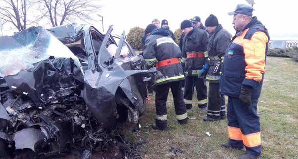 В Днепре легковушка врезалась в столб, погибли три человека