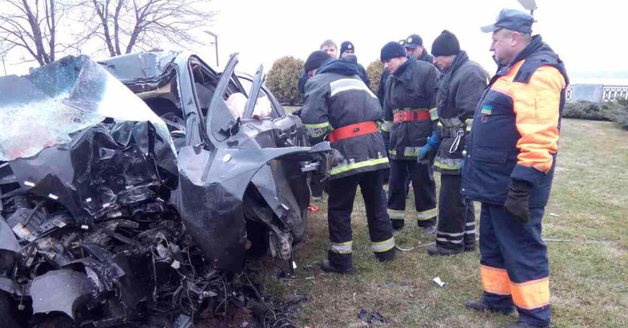 В Днепре легковушка врезалась в столб, погибли три человека