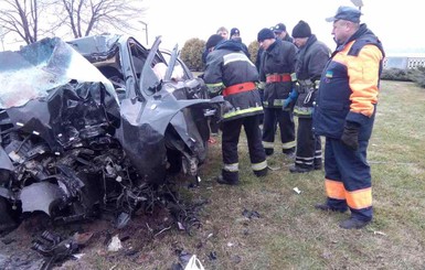 В Днепре легковушка врезалась в столб, погибли три человека