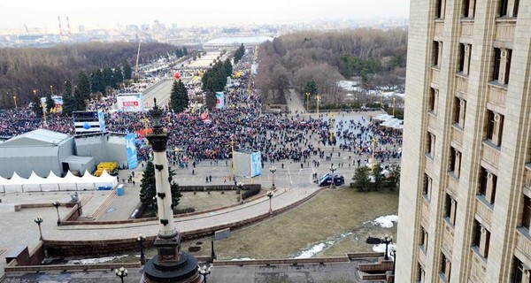 В Москве аспирант МГУ вывесил флаг Украины в день 