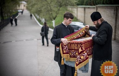 В Киево-Печерской Лавре спешат завершить подготовку к Пасхе до страстной пятницы