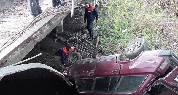 В Ровенской области с моста упала легковушка