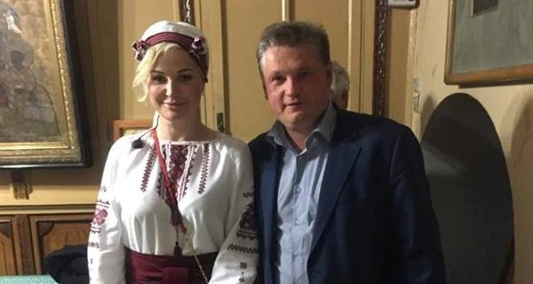 На Пасху Мария Максакова надела вышиванку и спела во Владимирском соборе