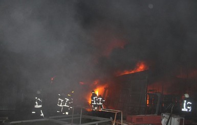 В Хмельницкой области тушили завод по изготовлению полиэтиленовых изделий