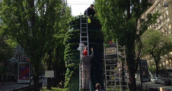 В Киеве постамент Ленина украсили мятой и розмарином