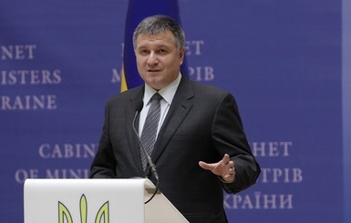 Аваков заявил, что 9 мая полиция будет бороться с антиукраинской символикой