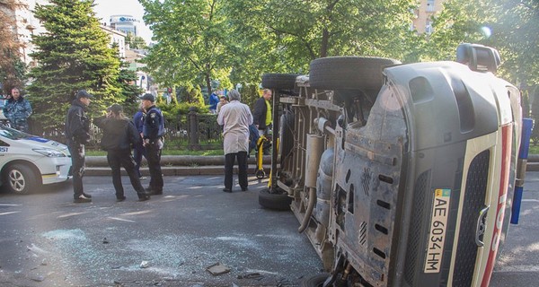 В Днепре перевернулась скорая с беременной военнослужащей, есть раненые 